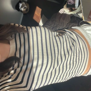  Stickad t-shirt  - Säljer en super snygg tröja i storlek xs från hem. Säljer på grund av att den aldrig kommer till andvöndning. Om ni har några frågor så är det bara att ställa😊