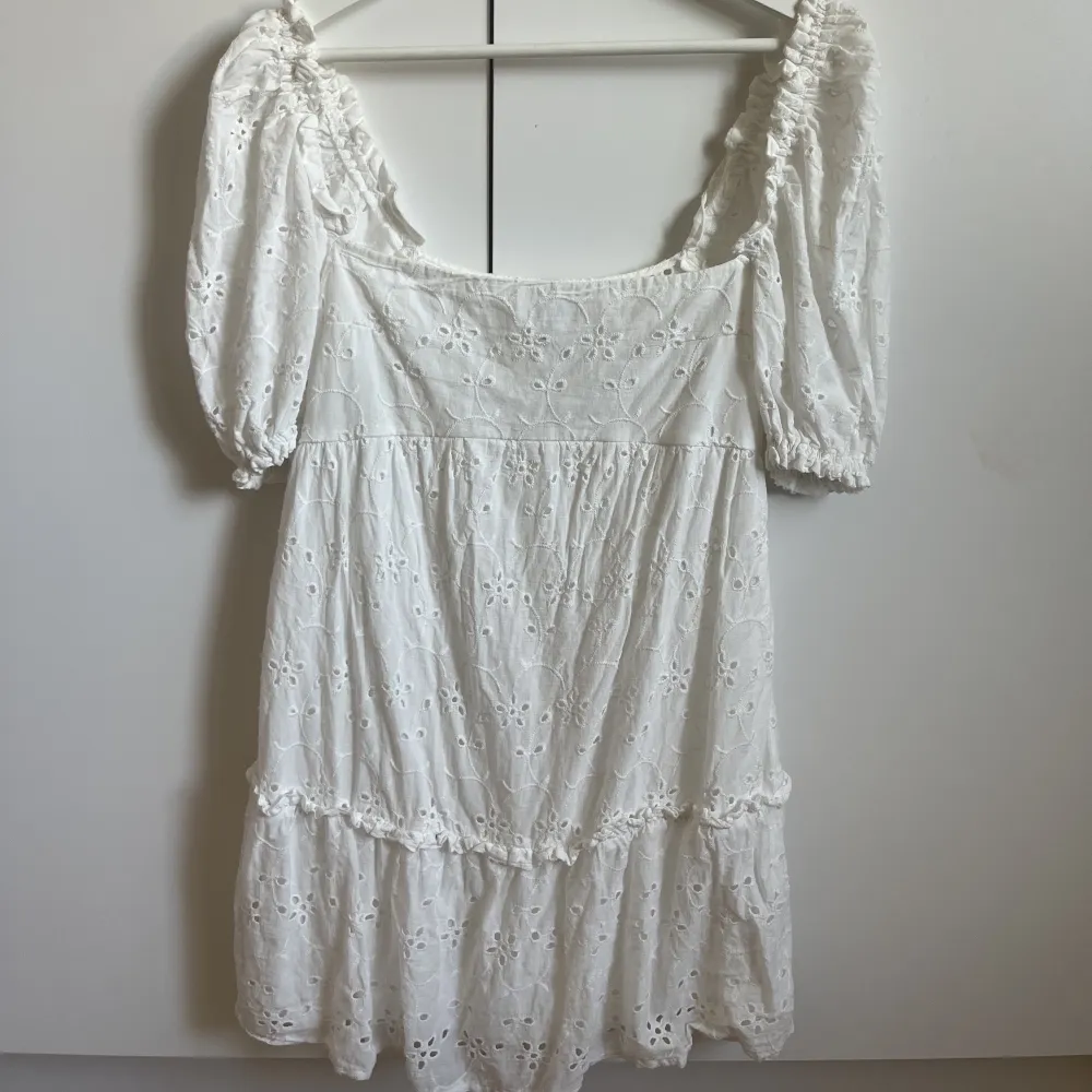 Säljer min jättesöta vita klänning då den inte kommer till användning 💕💕. Klänningar.