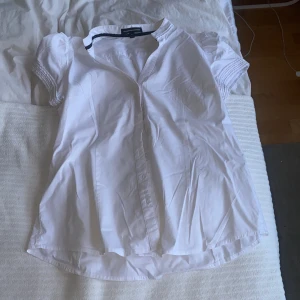 Skjorta  - Säljer denna jätte fina skjorta, aldrig använd av mig, storlek M men passar S också, som ny få den inte har några fläckar eller hål, säljer pågrund av att det inte är min stil, köpt på loppis 💕