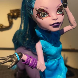 Monster high docka - 2014 - Avea Trotter 2014 Hon är i fint skick med oklippt men ”stylat” hår :) Hon saknar några accessoarer, samt hennes vingar (har 1 vinge iaf) I ett bra skick ändå då alla armar och ben sitter kvar. Pris går och diskutera !! (Katt finns i hemmet)