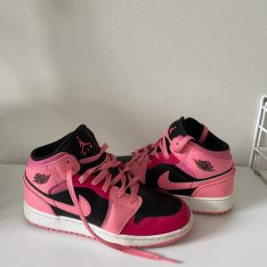 Säljer mina super coola rosa Air Jordans 1 Mid köpta hos Pardon my kicks i Göteborg. Använda men i fint skick💕