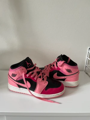 Jordans - Säljer mina super coola rosa Air Jordans 1 Mid köpta hos Pardon my kicks i Göteborg. Använda men i fint skick💕