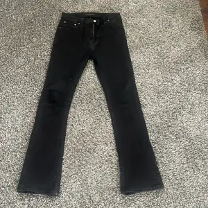 Säljer dessa nudie bootcut jeans då de är för korta, de passar inte så har inga fler bilder. Pris kan diskuteras, skriv vid fler frågor. Ordinarie pris 1600, men kan diskuteras helt och hållet bara skriv. 