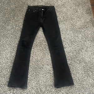 Lågmidjade jeans  - Säljer dessa nudie bootcut jeans då de är för korta, de passar inte så har inga fler bilder. Pris kan diskuteras, skriv vid fler frågor. Ordinarie pris 1600, men kan diskuteras helt och hållet bara skriv. 