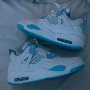 Jordan 4 - Säljer mina jordan 4s fake såklart men dom är i jätte fint skick och typ sprillans nya använda 1 gång bara och inga fläckar eller något på dom. Storlek 38 men passar 39 också. Har inte något satt pris utan de budgivning, Hör av dej om de några frågor ❤️