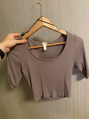 Tshirt - Superfin T-shirt som sätter sig fint på kroppen, kommer tyvärr inte till användning men bra skick