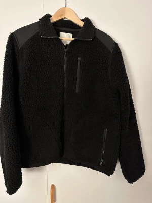 Höstjacka från Studio total - Lurvig höstjacka från Studio total!  Jackan är använd men är i mycket bra skick🍂🍁