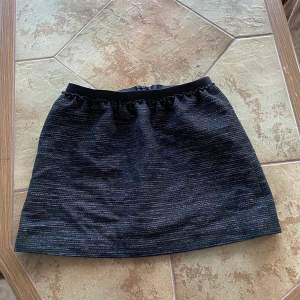 En svart glittrig zara-kjol. XS/S true to size. Kort mini! Om du har några frågor är det bara att skriva❤️