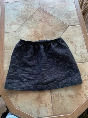 Gullig zara kjol - En svart glittrig zara-kjol. XS/S true to size. Kort mini! Om du har några frågor är det bara att skriva❤️