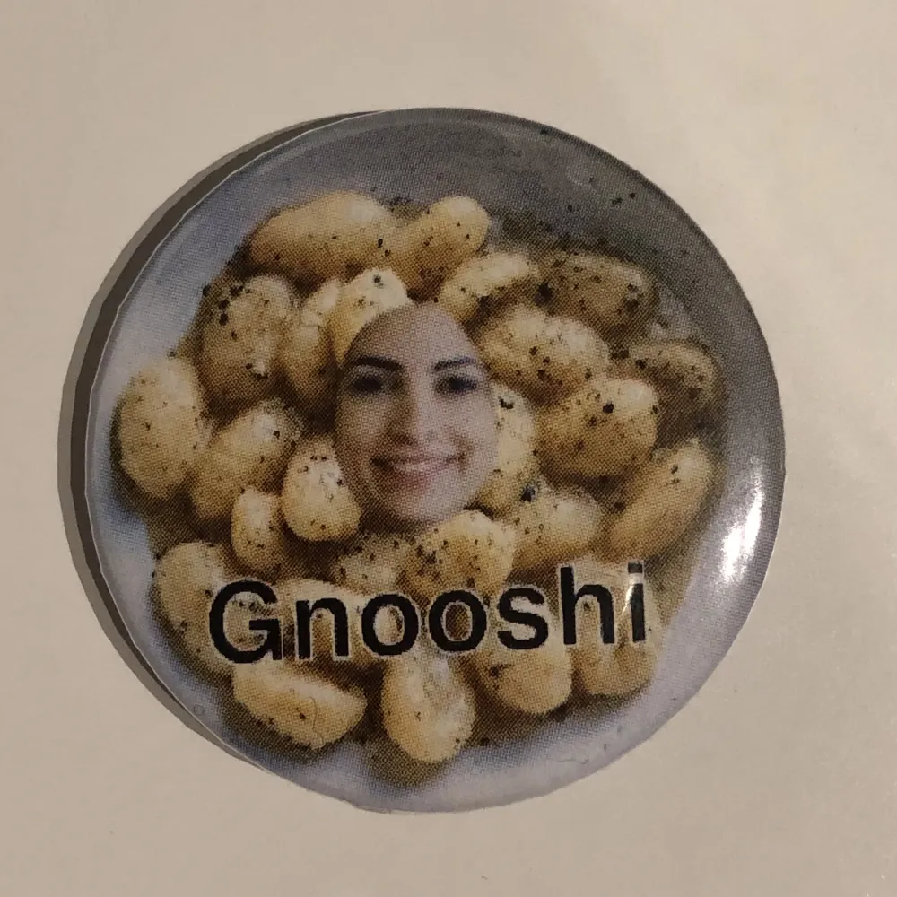 En pin med Nooshi Dadgostar som en gnocchi. . Accessoarer.