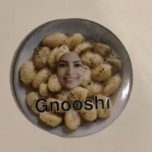 En pin med Nooshi Dadgostar som en gnocchi. 