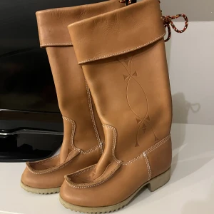 Näbbstövlar - Riktigt coola och unika ”näbbstövlar” i 100% äkta skinn!! Helt oanvända men ändå vintage & svåra att få tag på! Nypris: ca 3000kr