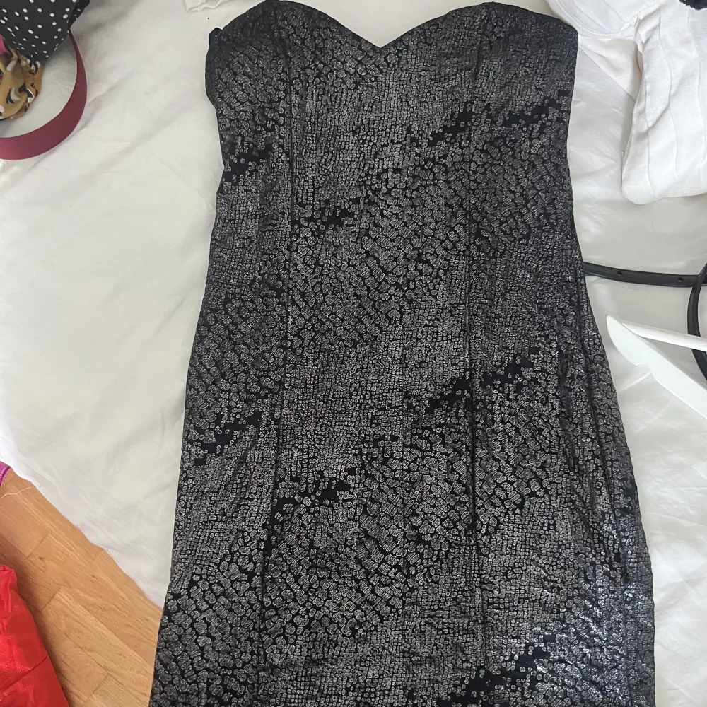 Silvergrå/svart kort kläning från AMISU i storlek 36. Klänningar.