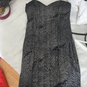 Silvergrå/svart kort kläning från AMISU i storlek 36