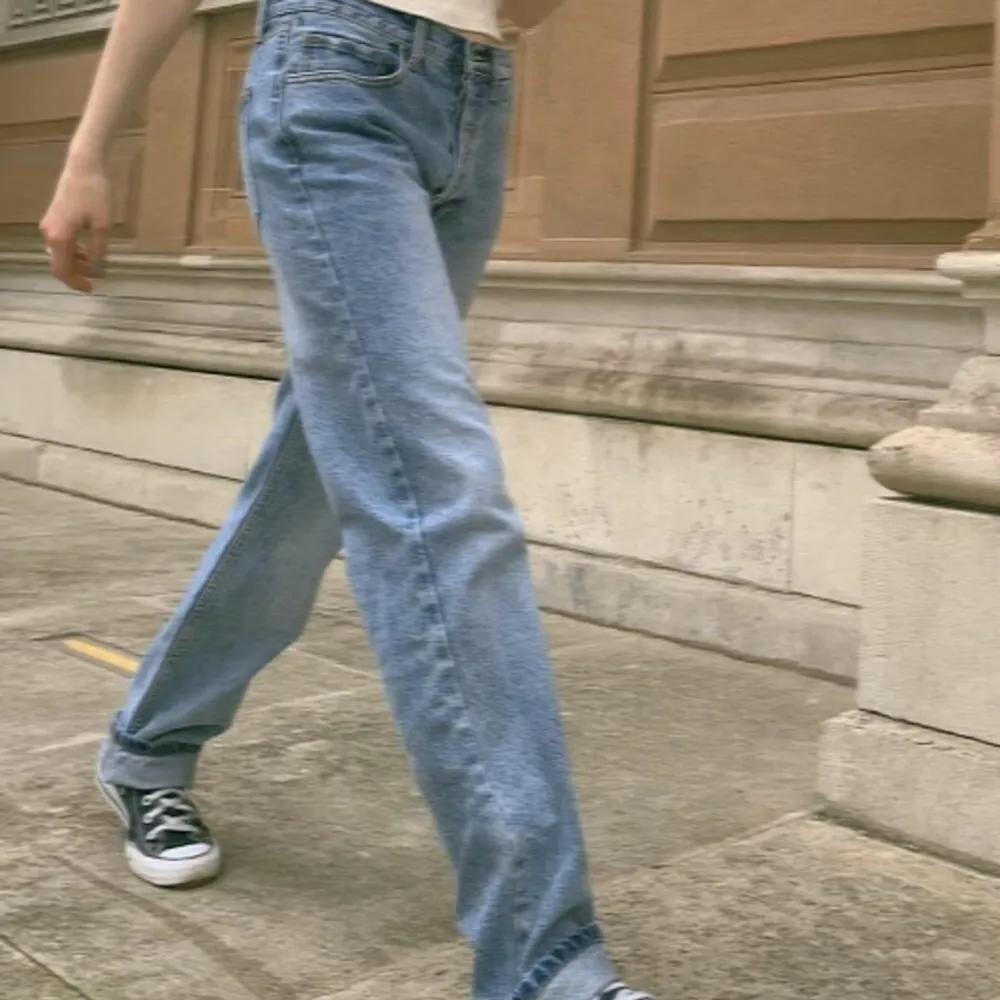 Hej säljer mina riktiga snygga mid waist Brandy Melville jeans ❤️❤️Har tyvärr själv växt ur dem så de är lite korta för mig som är 170  Modellen på jeansen heter Addison jeans. Jeans & Byxor.