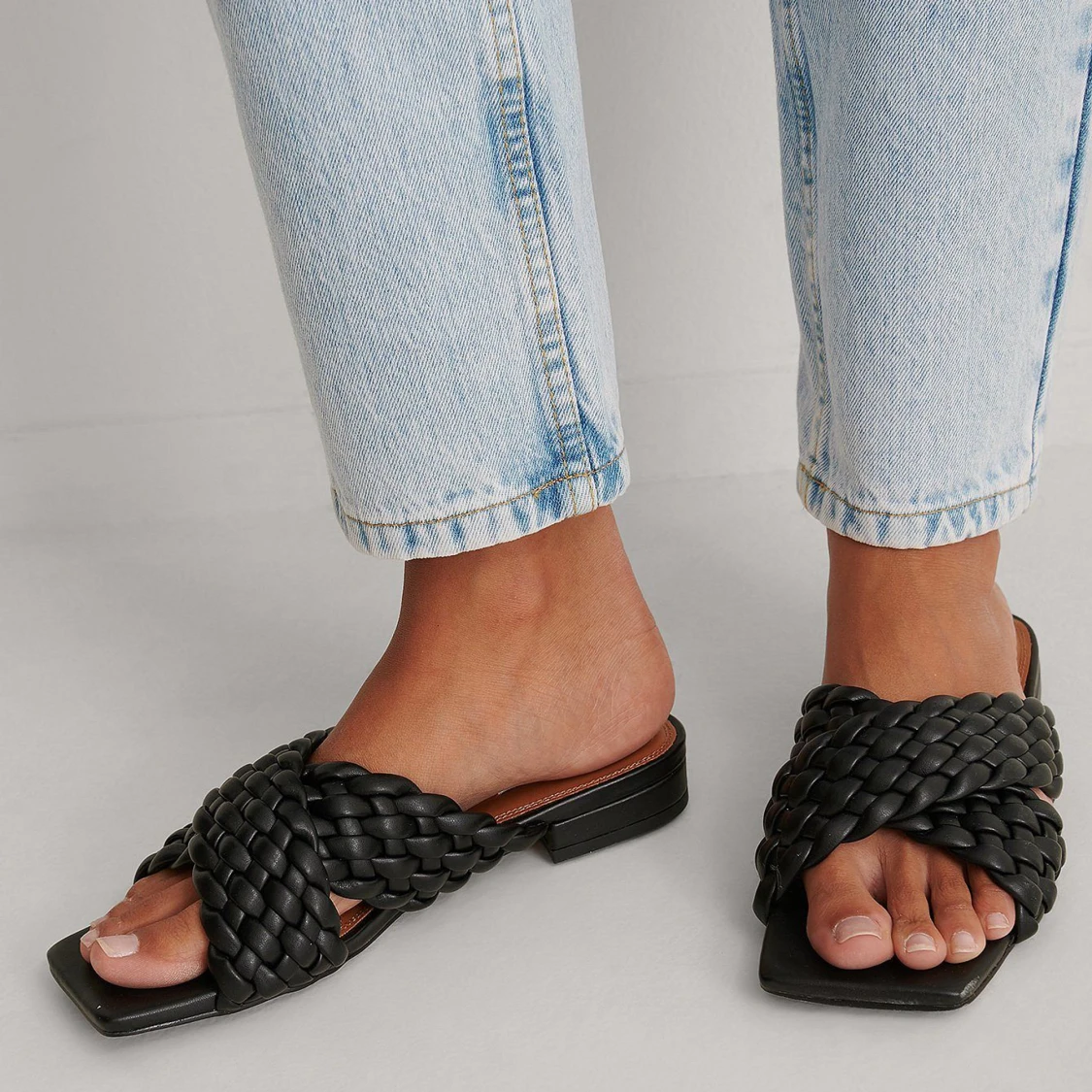 NA-KD Flats Med Korslagda Remmar  - 90