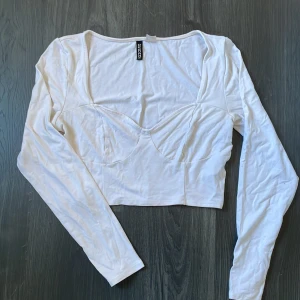 Topp - Från HM Storlek M Croppad med detaljer 