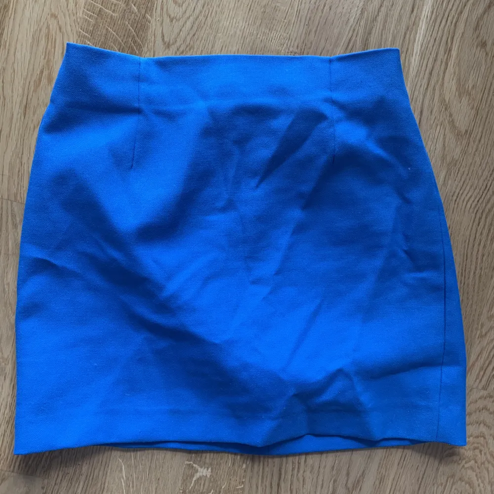 Kort kjol i jättehärlig blå färg som tyvärr är för liten för mig 🦋Dragkedjan krånglar lite men går säkert att fixa, annars nästintill oanvänd!. Kjolar.