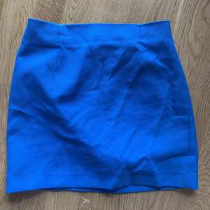 Kort kjol i jättehärlig blå färg som tyvärr är för liten för mig 🦋Dragkedjan krånglar lite men går säkert att fixa, annars nästintill oanvänd!