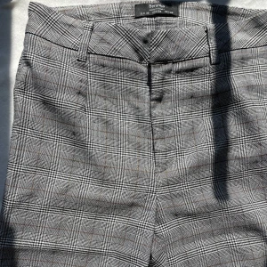 Flared kostymbyxor  - Flared, rutiga byxor i kostymstil! Superfina och inga defekter💖