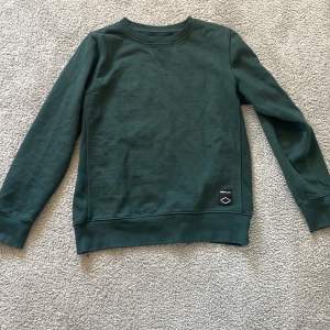 En jätte fin mörkgrön replay sweatshirt i limiter edition som säljs för den aldrig kom till användning. Nypris: 1000kr Mitt pris: 400kr