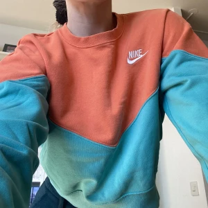 Nike sweatshirt  - Halvcroppad tröja, perfekt att ha till vardags eller påväg till gymmet.