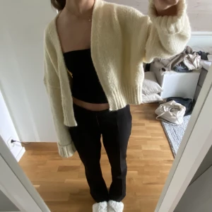 Ljusgul kofta - Ljusgul kofta från zara som inte går att köpa längre Endast använd en gång så i superbra skick💛