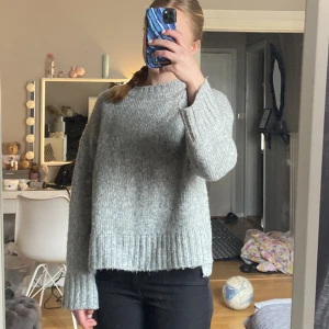 Stickad tröja  - En jätte fin stickad tröja i storlek S, tröjan är kortare framtill och längre vid ryggen, säljs för den används aldirg 🫶🏻💗
