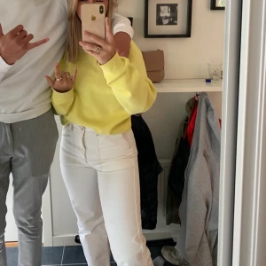 Jeans - Säljer dessa coola jeans från Gina tricot i stolek 36, använda fåtal gånger och är i nyskick🤍🤍