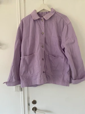 Lila Jeansjacka - Lila jeansjacka från Weekday.  Använd en timme under fotografering.  Snygg fit, lite oversized.