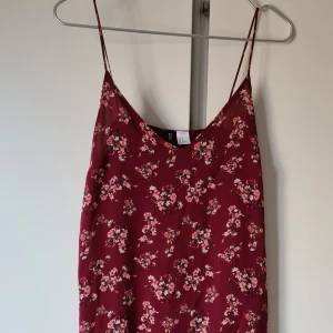 Blommig klänning - Fint skick, lite liten i strl skulle jag säga