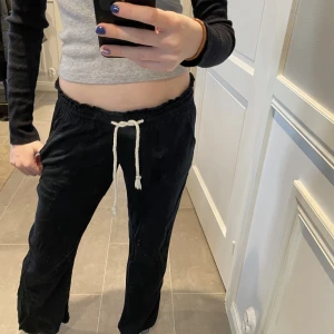 Roxy linnebyxor  - Mörkblå roxy linnebyxor! För korta för mig som är 173 även fast jag har sprätt upp de längst ner. Storlek S