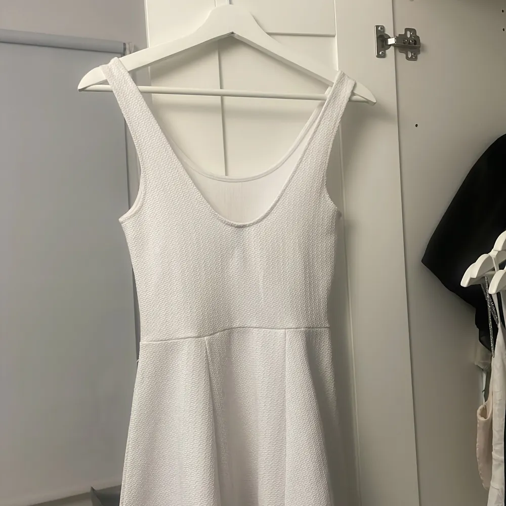 Jättefin vit klänning från HM. Använt 1 gång på studentfirande, superfin🤩. Klänningar.