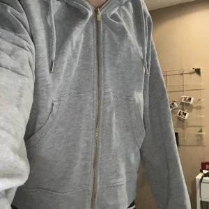 Grå tjocktröja❤️ - Denna jättefina gråa sippup hoodien säljer jag för att jag behöver lite extra pengar, inga synliga fläkar. Aldrig använd då den bara legat i min garderob och taggig plats! Den är storlek xs/s! Jätte bra skick.❤️