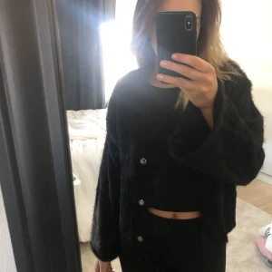 Svart kofta - En lurvig supermysig kofta från Bikbok i storlek Xs💖