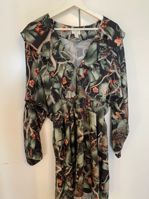 Känning  - En jätte fin klänning med resor i midjan, storlek M men passar även L då den är lite oversized