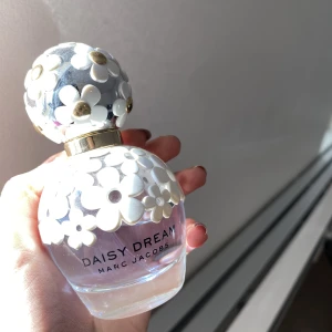 Parfym ( DAISY DREAM)  - Säljer denna parfym pågrund av att Jag ej använder den, den luftar jättegott och fräscht!💘 vid intresse hör av er