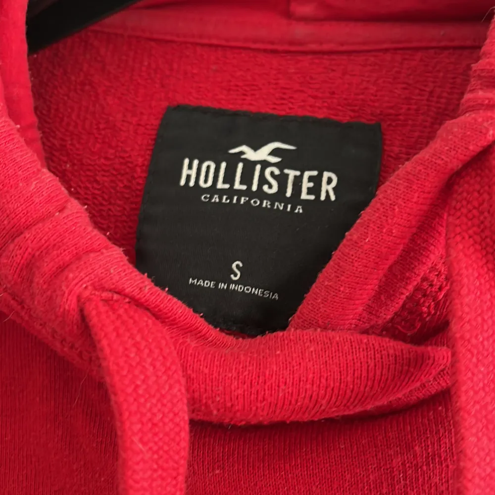 Snygg cropped hoodie från hollister💕 jättefint skick trots att den är använd💕 går att köpa matchande byxor . Övrigt.