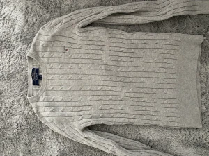 Gant kabelstickad - Säljer denna grå GANT kabelstickade tröjan. Jätte fint skick använd 3 gånger. Ordinarie pris 1400kr.