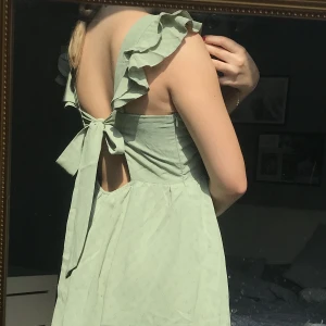 Klänning - Härlig fin grön nyans på en sommarklänning som aldrig är använd, endast testad! Jag är en 34 men passar 36 också 🤍🤍