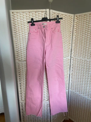 Rosa jeans - Höga rosa jeans med vida ben  Knappt använda   Frakt igår ej 