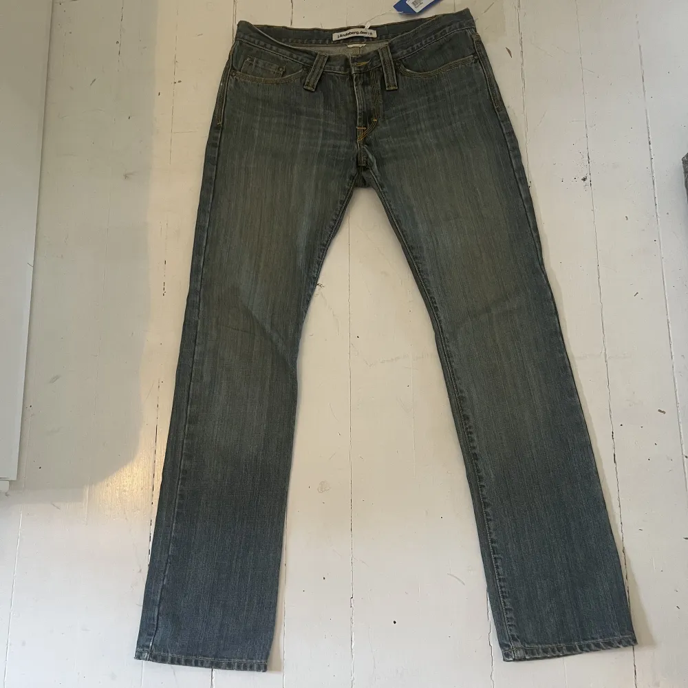 As snygga lågmidjade jeans från j.lindeberg. Straight-fit. Jätte bra kvalitet på jeans tyget och de känns och ser helt nya ut ❤️. Jeans & Byxor.