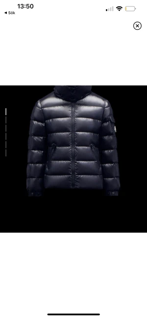 Moncler jacka - Säljer denna svin snygga moncler jacka som jag tröttnat på, den är mörkblå och storlek 14 passar mig bra som har storlek S i vanliga fall! Köpt på nk i Göteborg för cirka 6000
