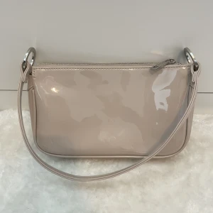 Väska - Jättesnygg väska, perfekt inför sommaren! Nyskick - endast använd en gång. 💗