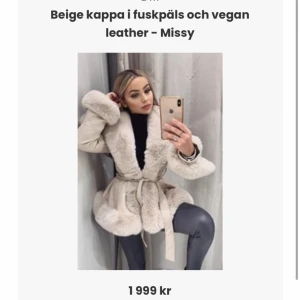 Beige kappa med fuskpäls från DennisMaglic - Använt ca 3-4 gånger bara (nästan helt oanvänd) storlek XS-S