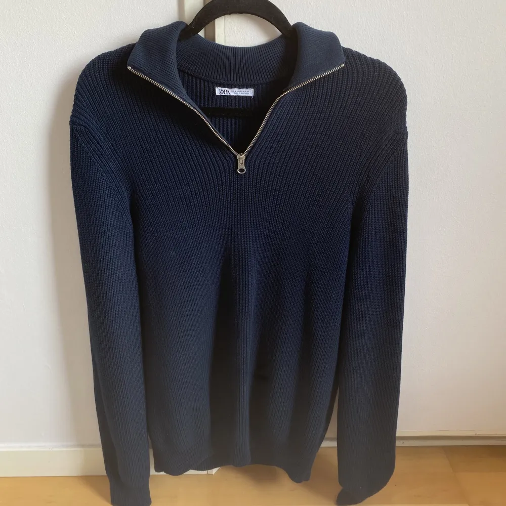 Mörkblå stickad tröja från Zara herravdelningen. Från herravdelningen men funkar även för tjejer. . Tröjor & Koftor.