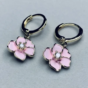 Örhängen med blommor - (15kr frakt) ett par super söta örhängen med blommor!🌸 Endast använda ett fåtal gånger så dom ser nästan helt nya ut👍🏻 endast några defekter som dom hade redan när dom köptes (syns inte alls på långt håll). Noggrant rengjorda. 2,5cm långa❤️