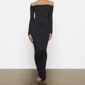 skims - skimsklänning i strl. M men funkar som allt från XS-L pga det stretchiga materialet. endast använd en gång. nypris: 1200kr