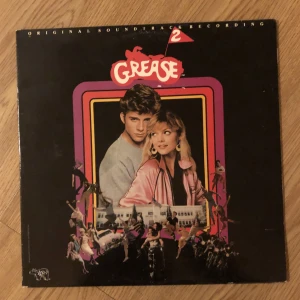Grease 2 vinylskiva - Små repor finns Ej lyssnad på Cool att hänga upp om du gillar filmen