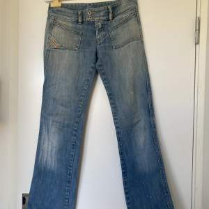 Så snygga lågmidjade diesel jeans!! De är lite slitna och har någon vit fläck på ena benet, men går säkert att tvätta bort!  